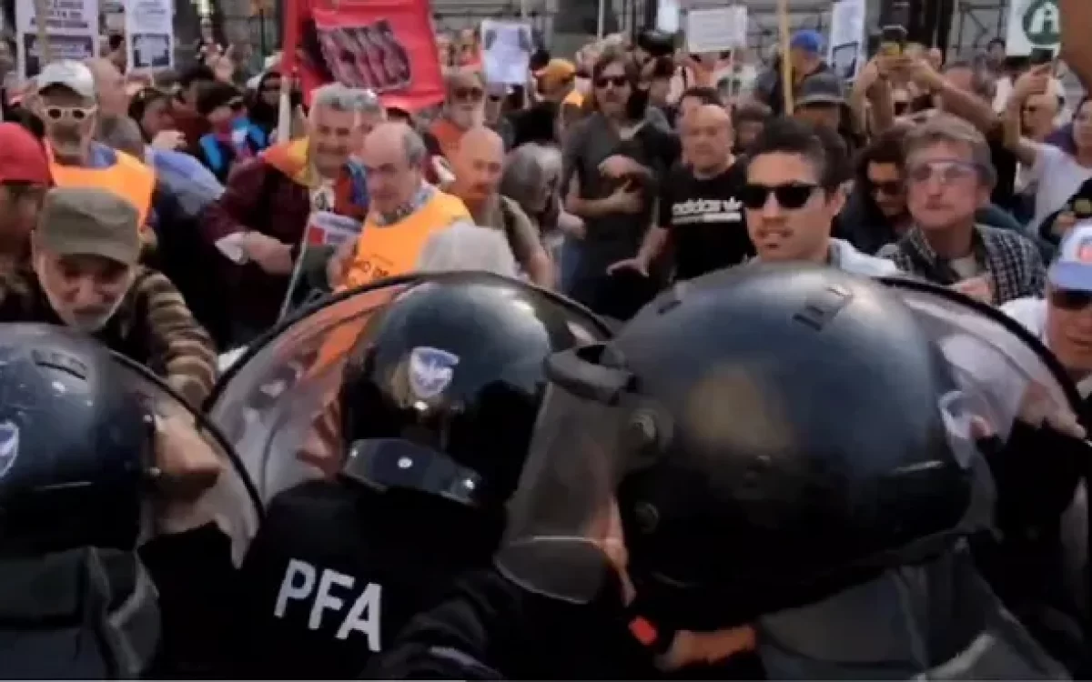 Tensión frente al Congreso en otra marcha de jubilados