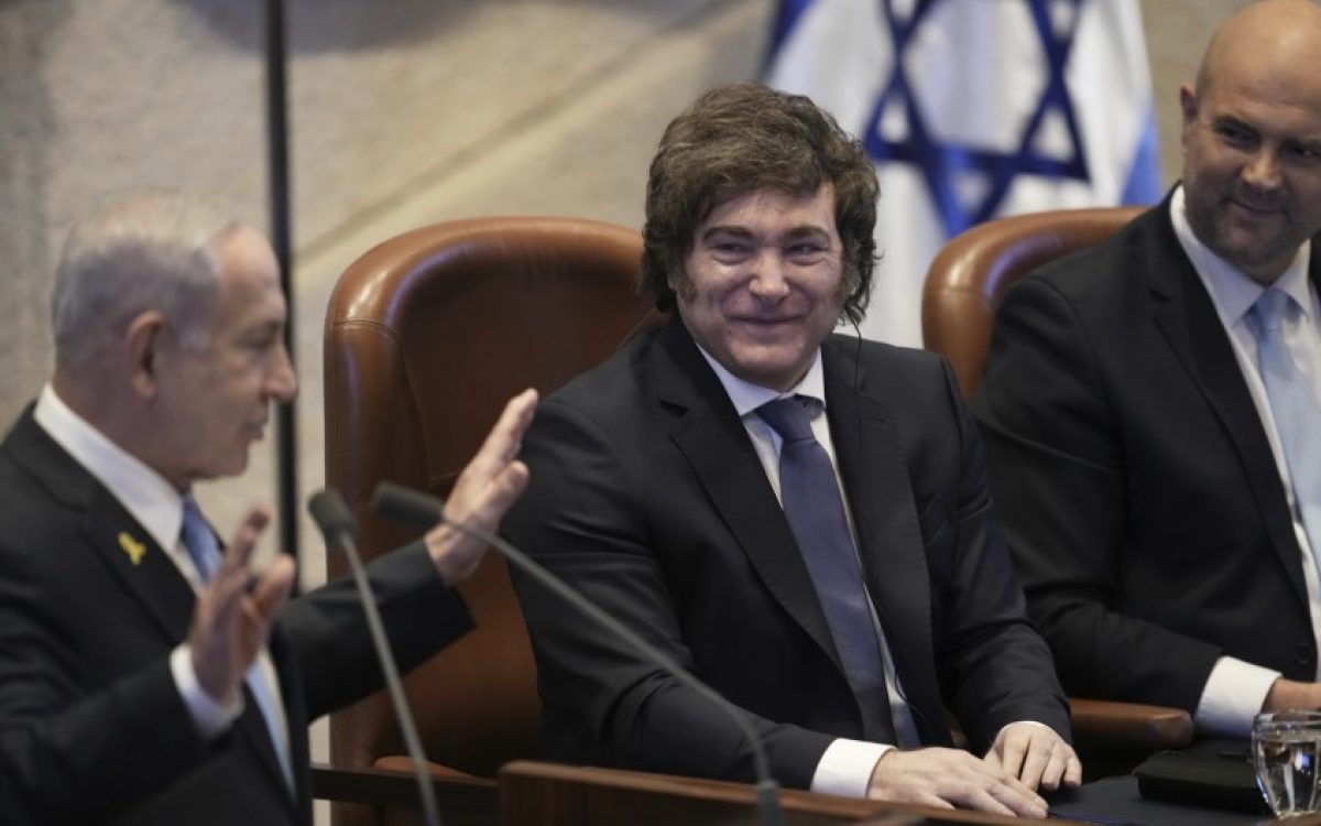 Ordenan reforzar la seguridad en las embajadas por el alineamiento de Milei con Israel