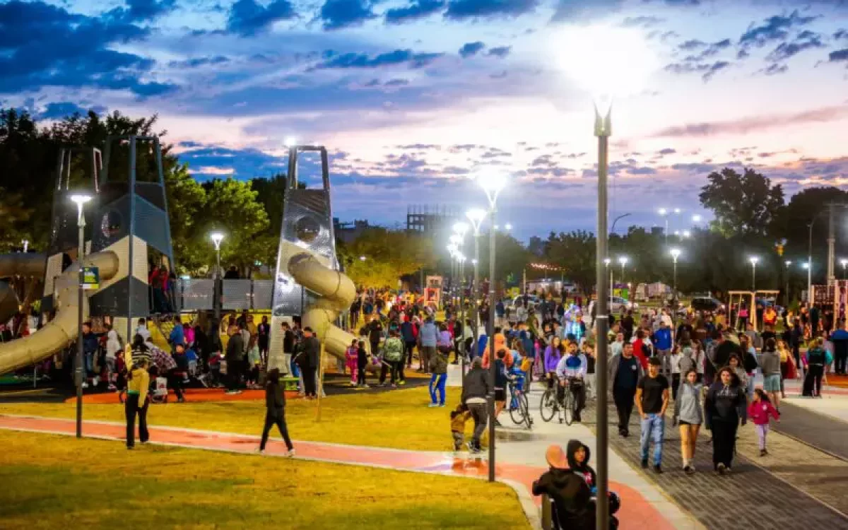 Se pasó para mañana la inauguración del Parque Lineal pero igual fue mucha gente