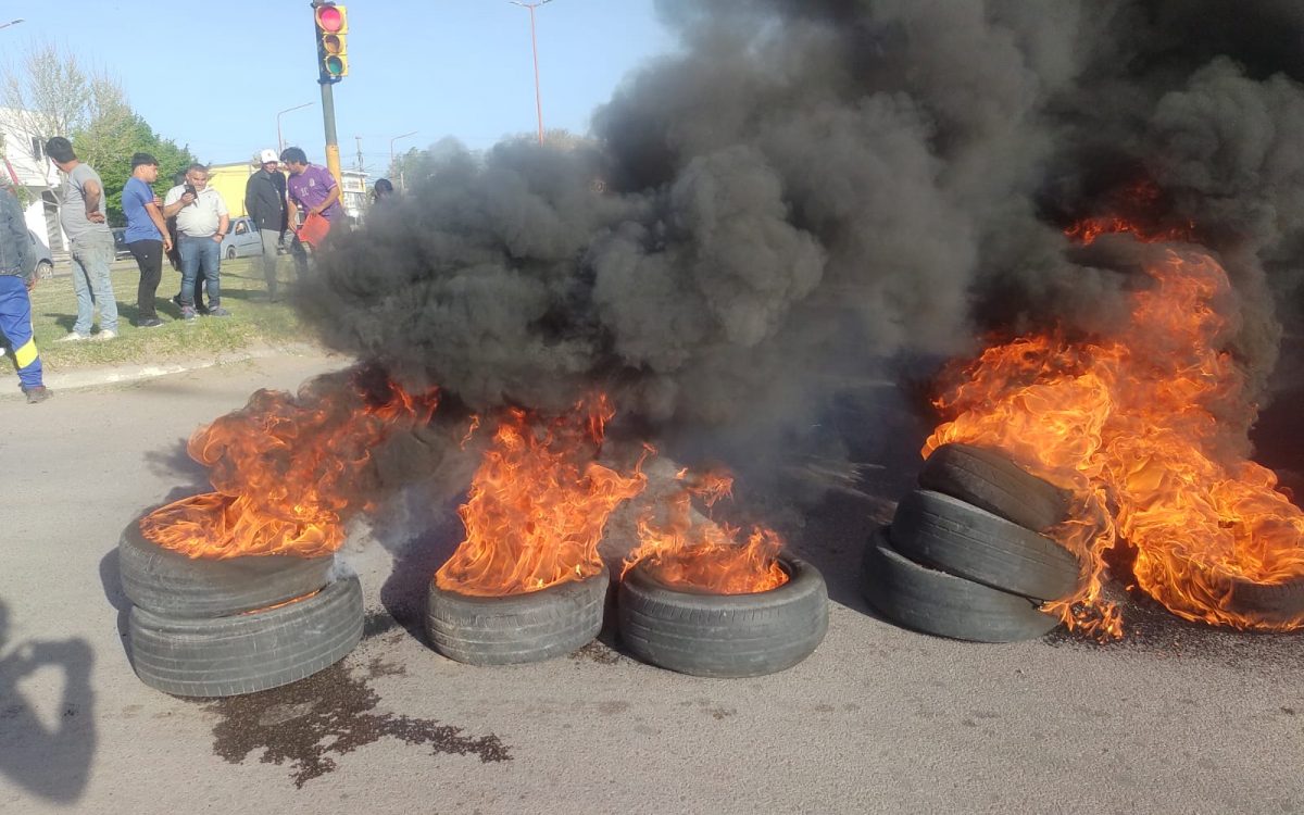 Protesta con quemas de gomas por la RTO