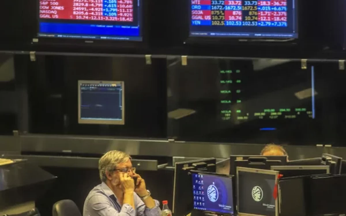 El Riesgo País perforó los 600 puntos, el valor más bajo desde enero