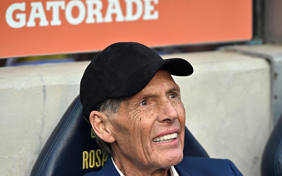ROSARIO, ARGENTINA - SEPTEMBER 14: Miguel Angel Russo head coach of Boca Juniors looks on prior to a Torneo Clausura Betano 2025 match between Rosario Central and Boca Juniors at Estadio Gigante de Arroyito on September 14, 2025 in Rosario, Argentina. (Photo by Luciano Bisbal/Getty Images)