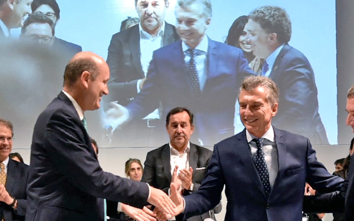 This Handout picture realesed by G20 Press Office shows Argentina's President Mauricio Macri (C) greeting Argentina's Central Bank President Federico Sturzenegger (L) and Finance Minister Nicolas Dujovne (R) during  the G20 meeting of Finace Ministers and Central Bank Governors with President Macri, in Buenos Aires on March 20, 2018. - The United States and China -- whose differences are fueling fears of a trade war -- are flexing their muscles at the start of a G20 meeting of finance ministers expected to focus on tariffs, tech and taxes. (Photo by HO / G20 PRESS OFFICE / AFP) / RESTRICTED TO EDITORIAL USE - MANDATORY CREDIT "AFP PHOTO / G20 PRESS OFFICE " - NO MARKETING NO ADVERTISING CAMPAIGNS - DISTRIBUTED AS A SERVICE TO CLIENTS