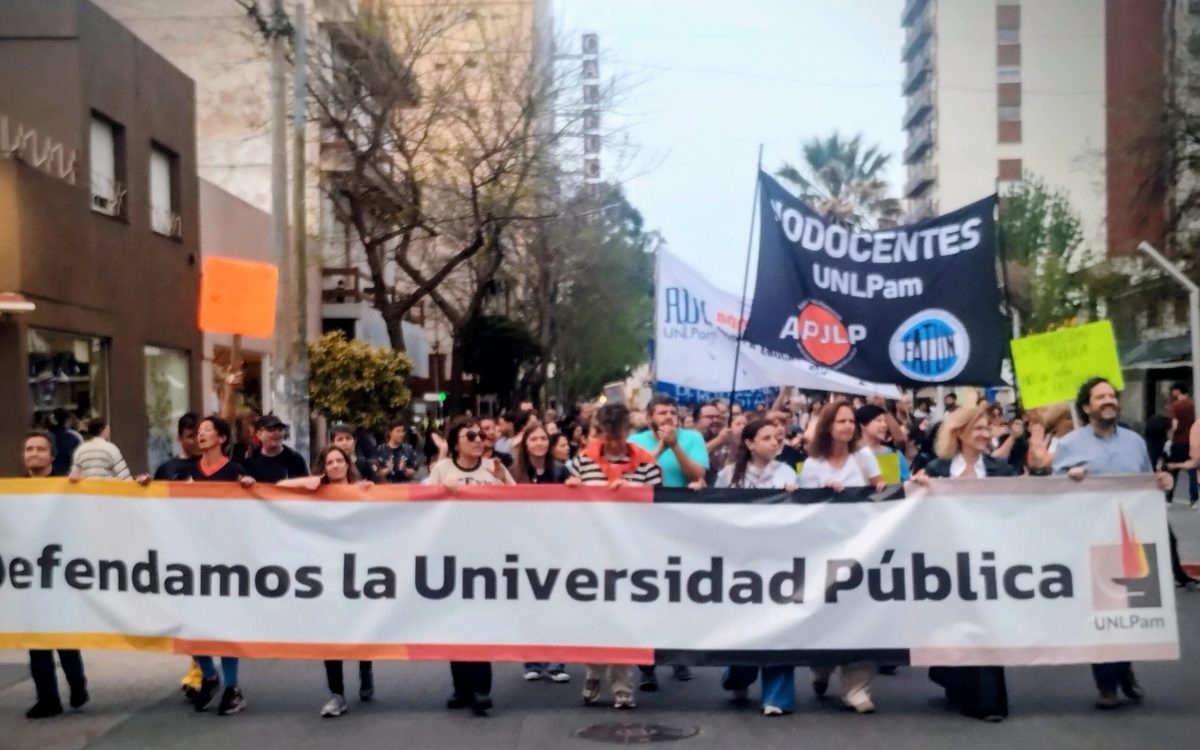 Una multitud en la Marcha Federal universitaria en Santa Rosa