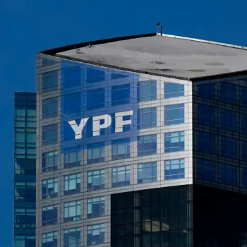 El Gobierno le pidió a la Justicia de Estados Unidos suspender el fallo por la expropiación de YPF
