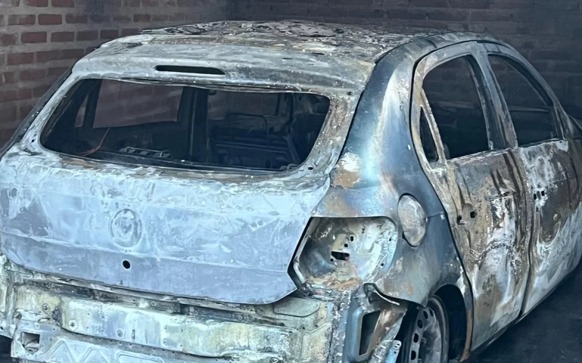 Las llamas consumieron un auto mientras su dueña dormía