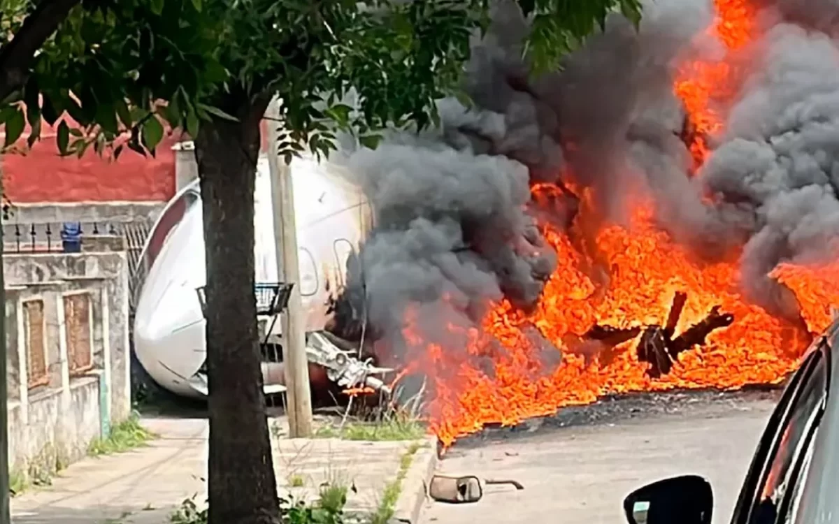 Un avión de la familia Brito despistó, chocó contra una casa y se prendió fuego