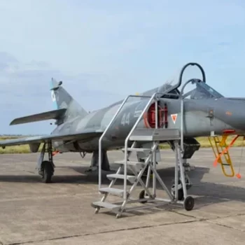Jubilan a los aviones argentinos héroes de guerra en Malvinas