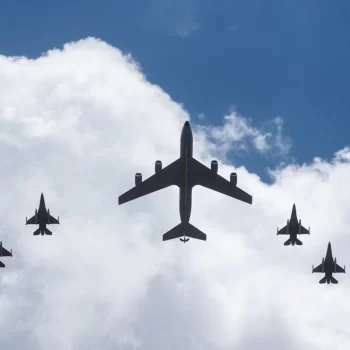 Llegan los primeros F-16 que le compraron a Dinamarca