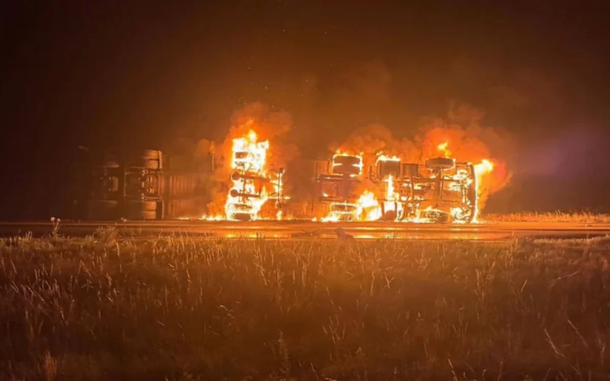 En la ruta 5 volcó un camión cargado con carne y se incendió