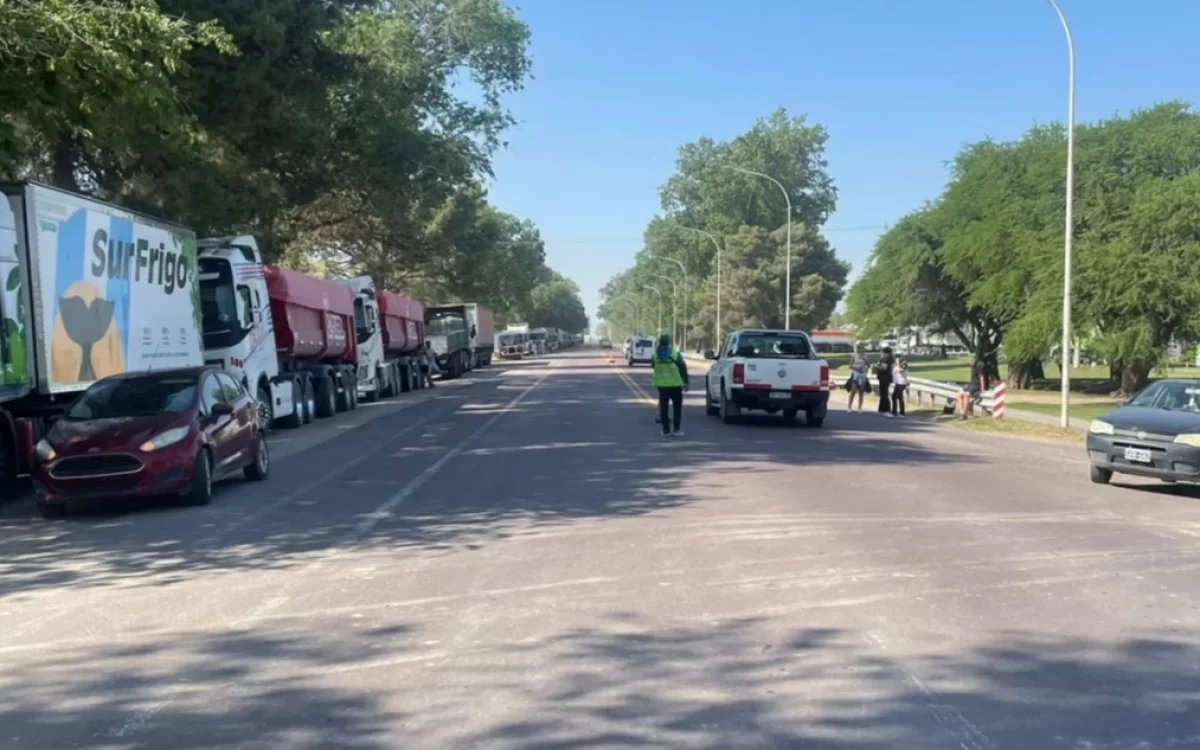 Paro de transporte: un centenar de camiones estacionados al costado de la 35