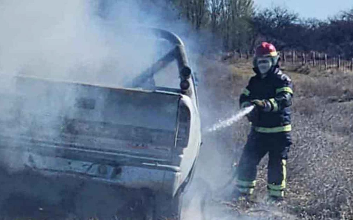 Una camioneta ardió en llamas cerca de Acha