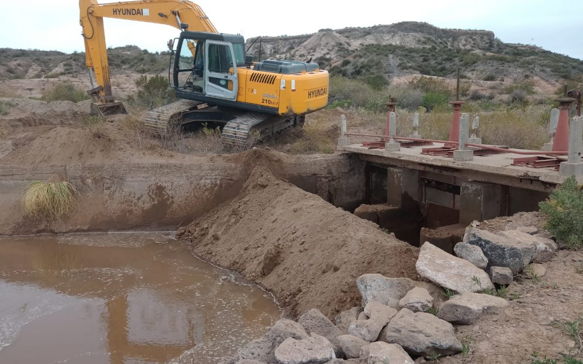 Limpian canales de riego para provisión de agua en zonas productivas