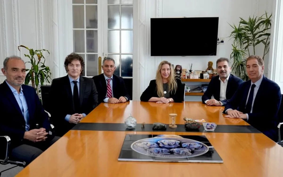 Milei cenó con diputados aliados para garantizar el veto al aumento a jubilados y discapacidad