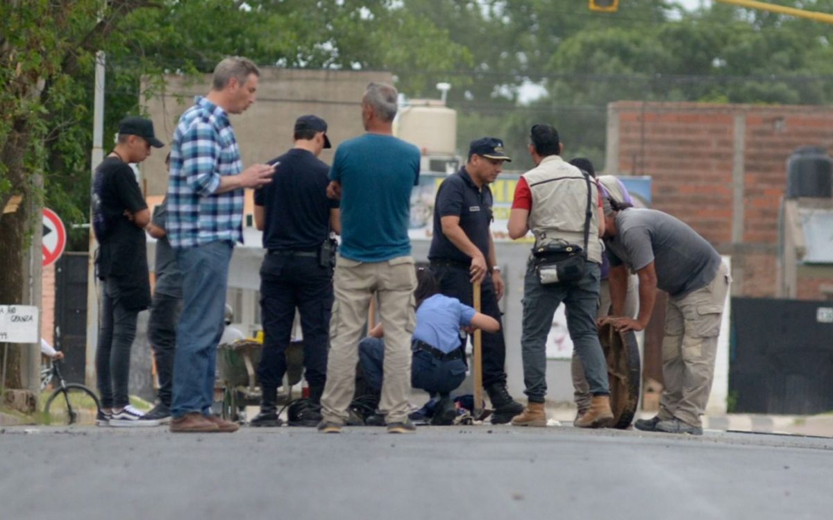 Muy triste noticia: falleció el otro joven trabajador que cayó en una boca de tormenta