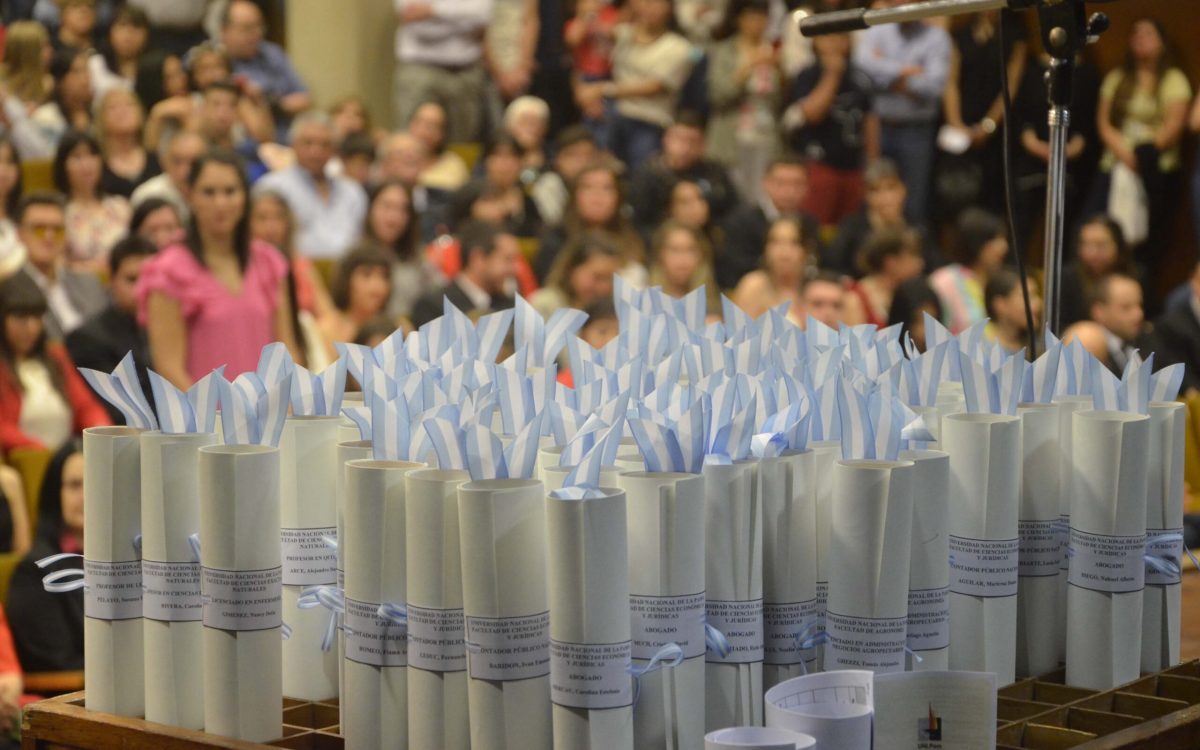 Mañana 88 estudiantes de la UNLPam reciben su título: fijate quienes son