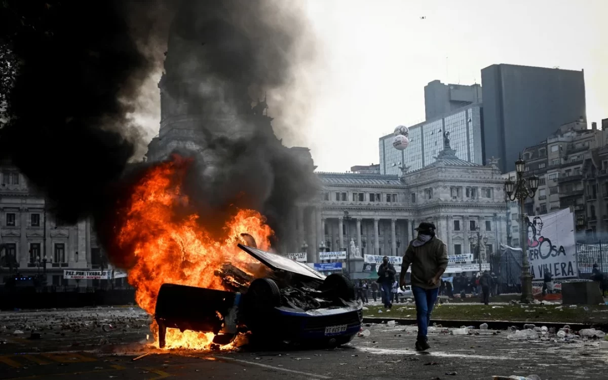 Tensión en el Congreso entre fuerzas y manifestantes: 5 diputados fueron asistidos y prendieron fuego un auto