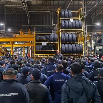 Recesión: el empleo privado cayó seis veces más que el público