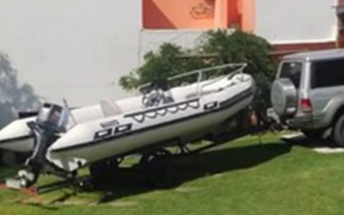 Raro: robaron una lancha en un lavadero de la Perón