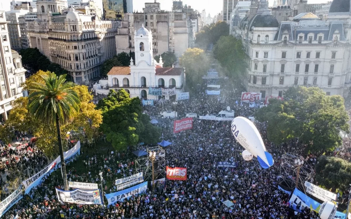 Multitudinaria marcha universitaria: arrancó el acto en la Plaza de Mayo