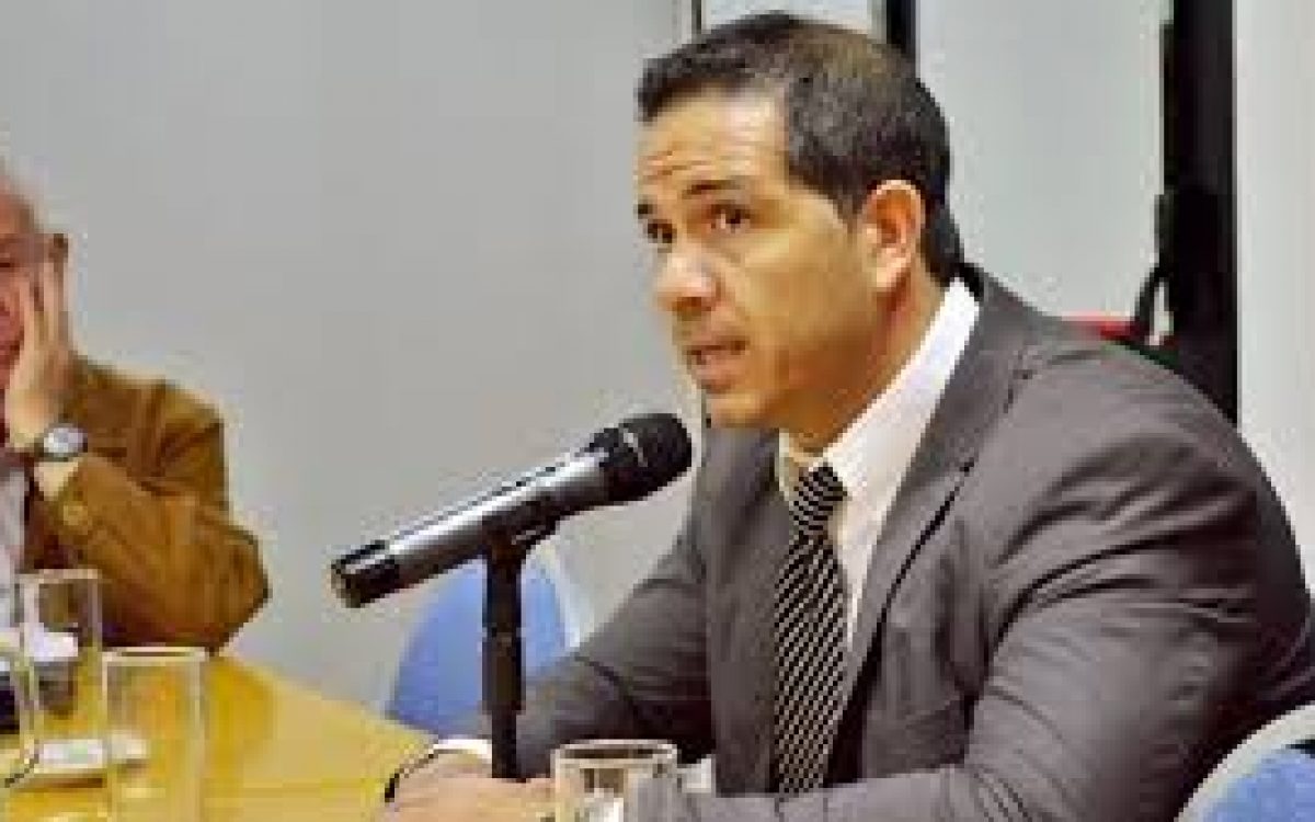 Mendiara suspendido y con salario reducido