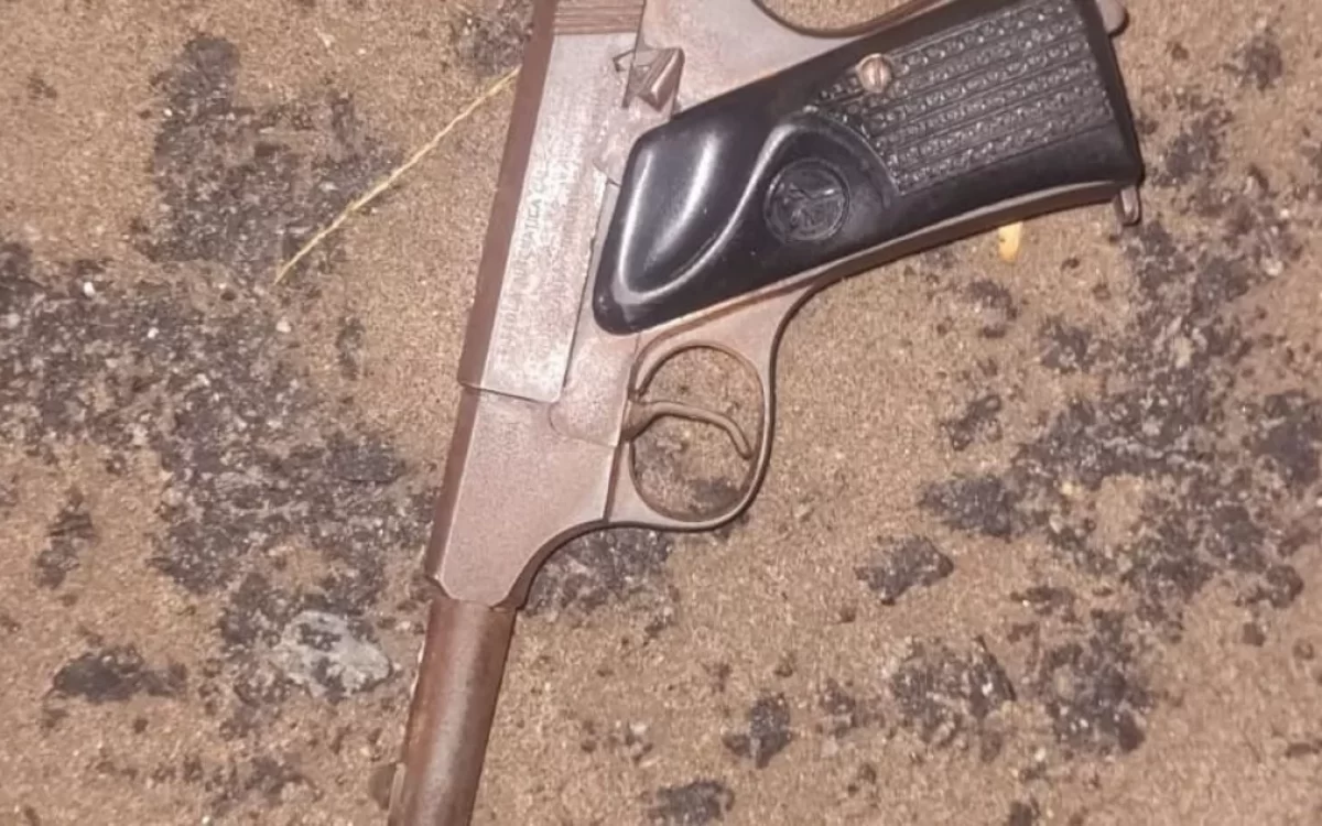 Dos muchachos caminaban armados con un revolver y cuchillo