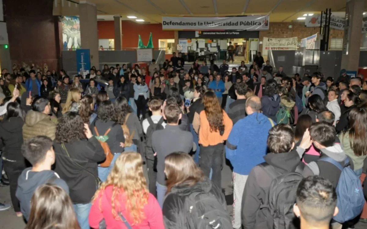 Estudiantes tomaron el edificio de la UNLPam